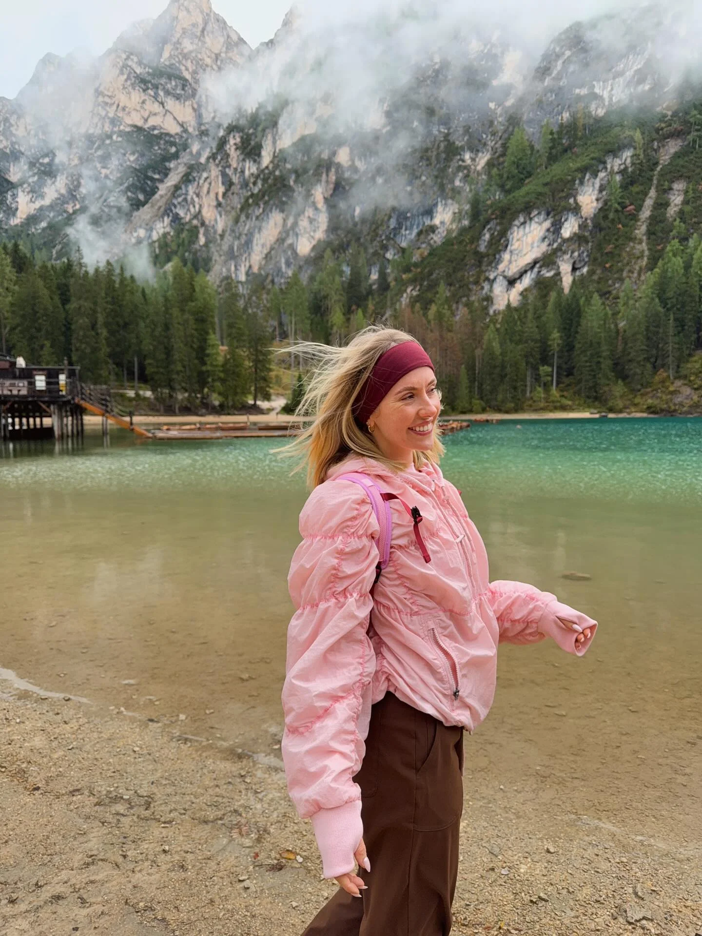 comfortable fall travel outfits 2026 Sporty Mountain Layers With A Pop Of Color