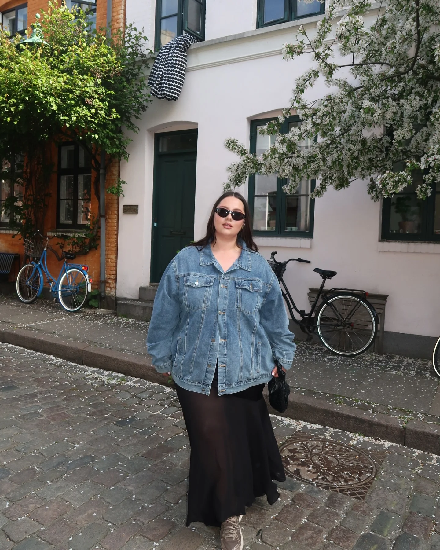 fall outfits for plus size women 2026 Effortless Denim Jackets With Flowing Black Maxi Skirts