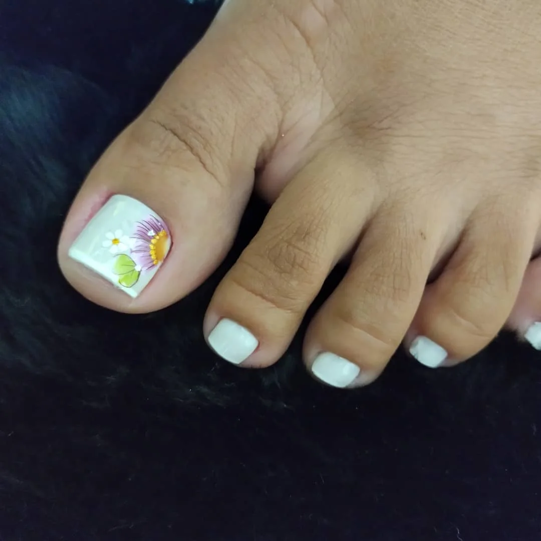 june pedicure ideas 2026 Fresh White Daisy Pedicure For Sunny June Days