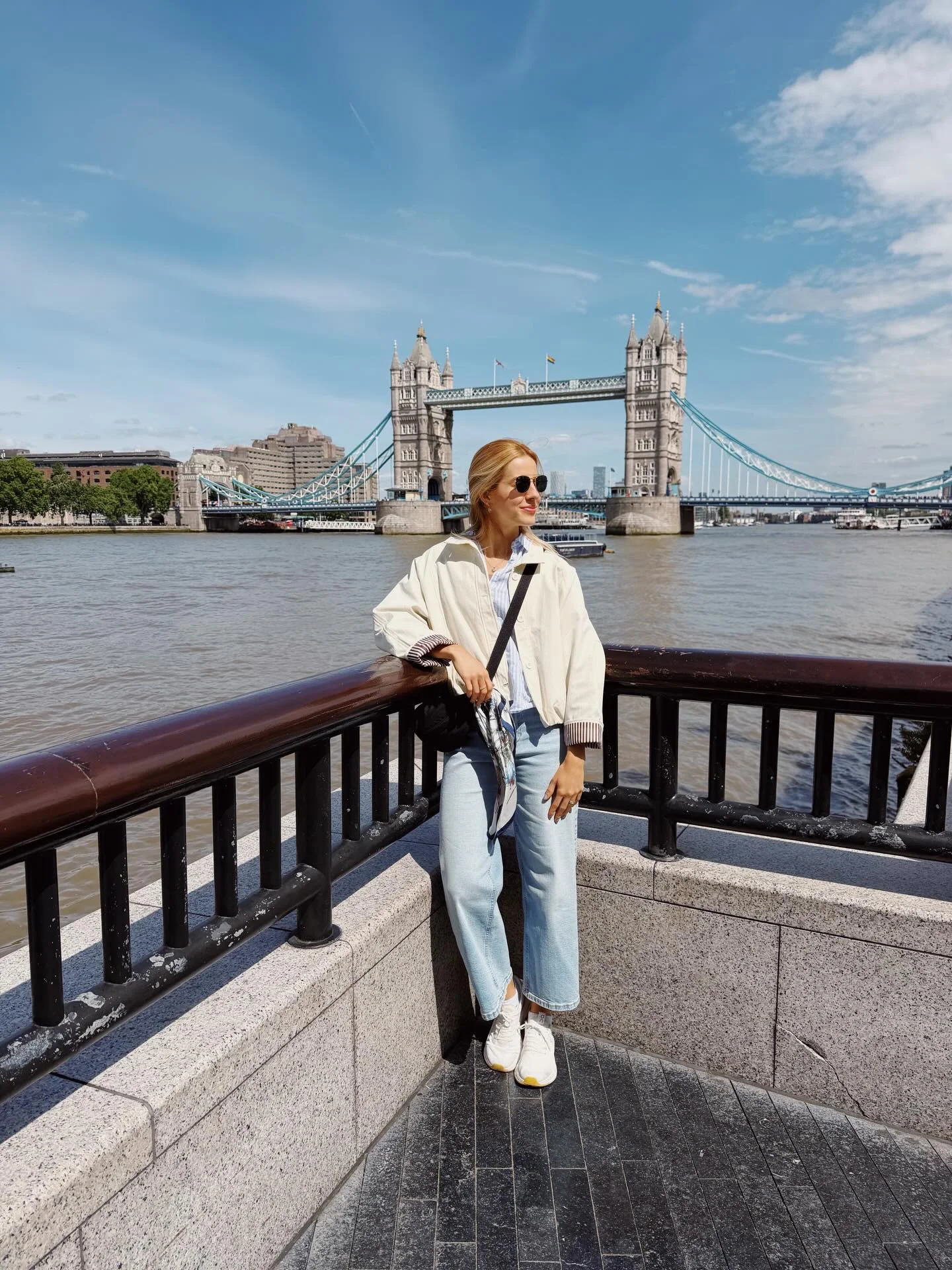 fall outfits with jeans 2026 Light Denim And Sneakers For Early Fall Days